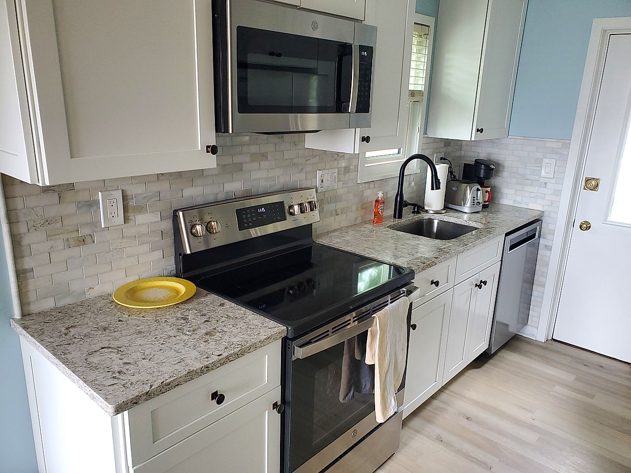 Marble subway backsplash with granite counters