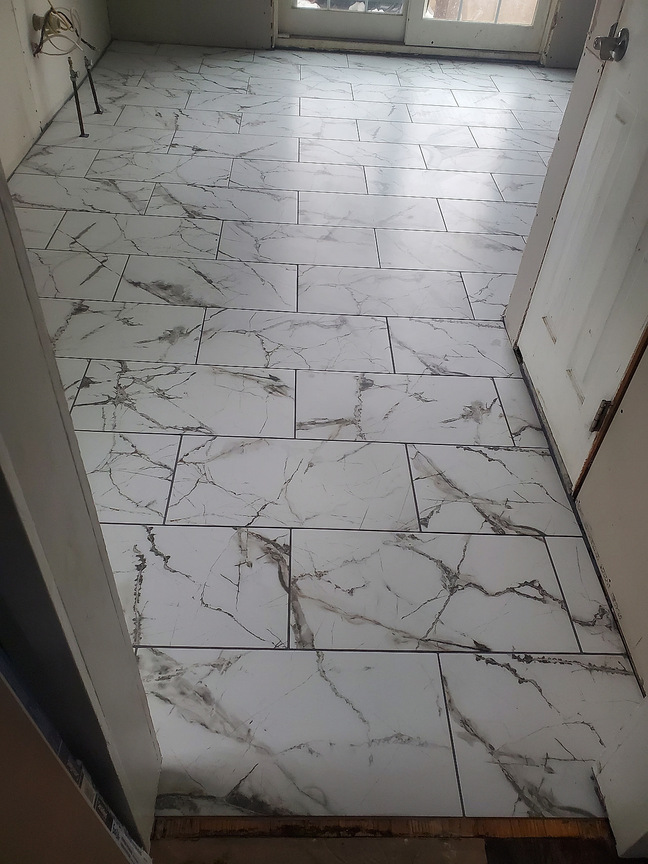 Large-format marble wall