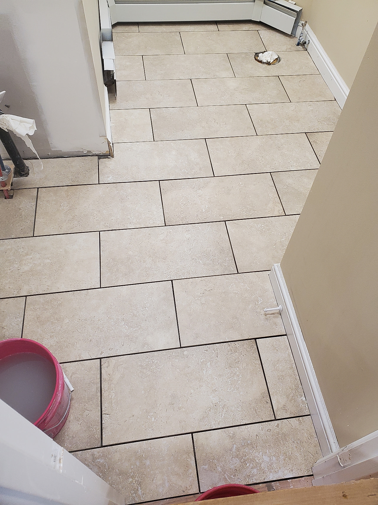 Travertine stacked-bond bath